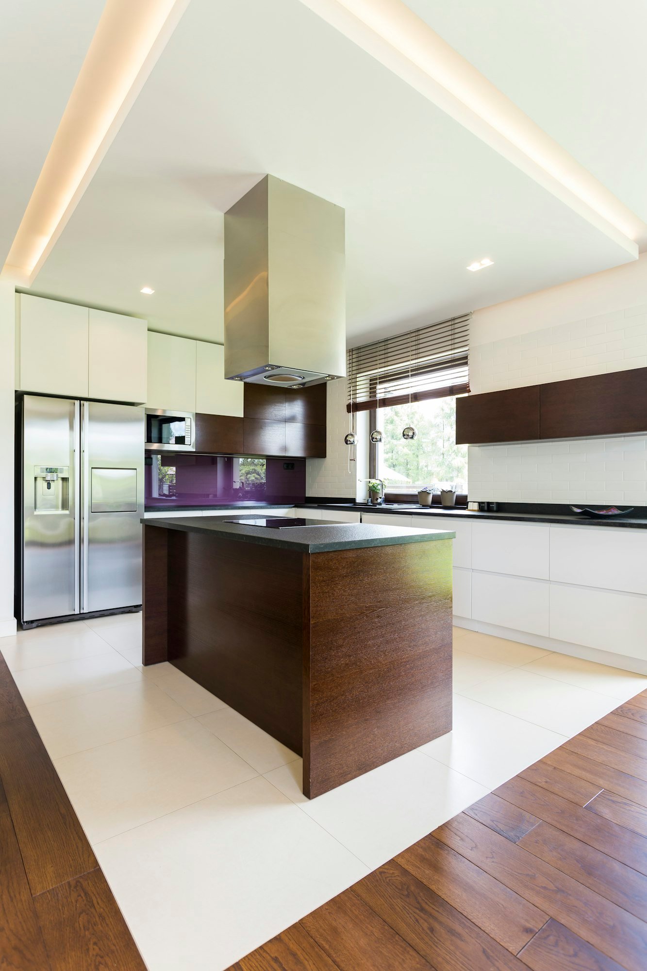Open home space with kitchen island